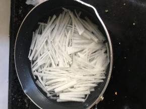 小火，倒入冷却的白开水（或矿泉水）和切好的白萝卜丝，水量盖过萝卜丝