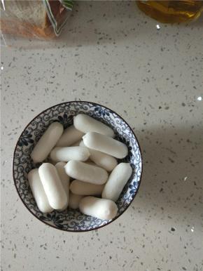 准备适量的年糕，从冰箱拿出