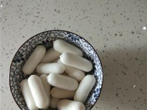 准备适量的年糕，从冰箱拿出