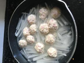 边煮白萝卜，一边捏豆腐肉丸，捏成适量大小全部放进去后转中火，