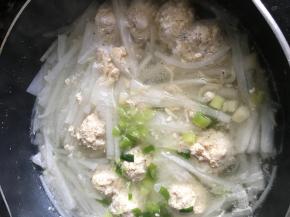 煮7-8分钟到沸腾后，加入虾米、葱花调味