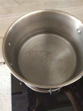 小锅内放适量的水烧开