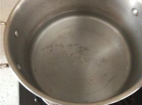 小锅内放适量的水烧开
