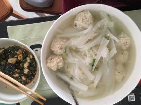 6.转小火继续焖10分钟左右，使萝卜汤更加入味。