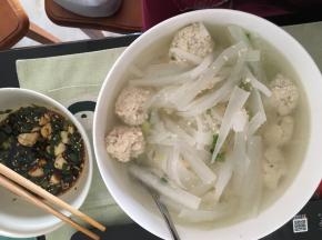 6.转小火继续焖10分钟左右，使萝卜汤更加入味。