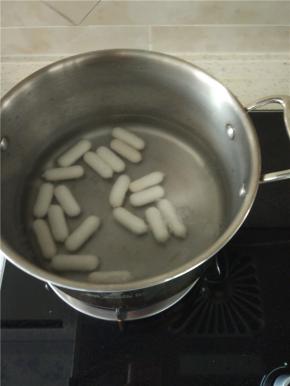 放入年糕大火烧开煮软