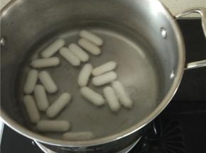 放入年糕大火烧开煮软