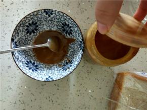 适量的麻酱放入香油，盐，耗油，一点热水搅拌均匀