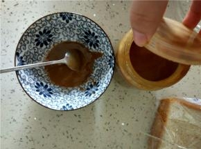 适量的麻酱放入香油，盐，耗油，一点热水搅拌均匀