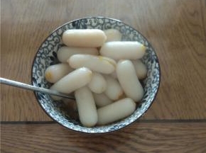 煮熟的年糕放入调好的料中