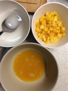 甜玉米粒洗净，鸡蛋打散备用，淀粉加水兑成水淀粉备用