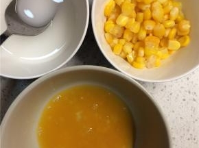 甜玉米粒洗净，鸡蛋打散备用，淀粉加水兑成水淀粉备用
