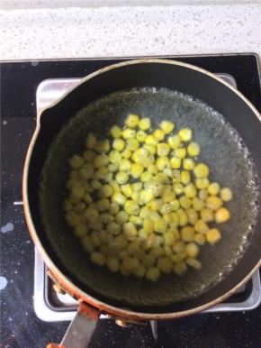 清水烧开后下入甜玉米粒，煮两分钟