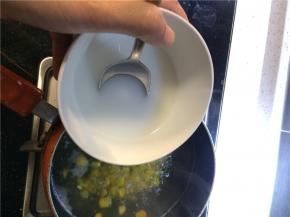 倒入水淀粉，一边倒一边搅拌，感觉锅里的汤变得粘稠就不要再加了。