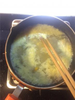 出锅前倒入蛋液，搅成蛋花即可