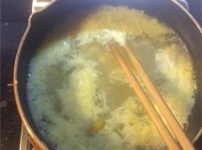 出锅前倒入蛋液，搅成蛋花即可