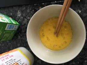 鸡蛋打散，可加适量清水搅拌，冲出来的蛋花更嫩滑（源自中华小当家），