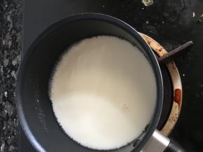 牛奶放入小奶锅，小火烧热至起泡泡