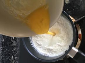 再次烧开至水面鼓泡时，倒入打好的蛋液