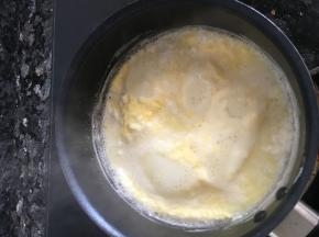 转中火，鸡蛋花浮上来后即可关火