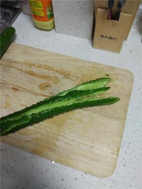 黄瓜洗净拍碎备用