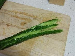 黄瓜洗净拍碎备用