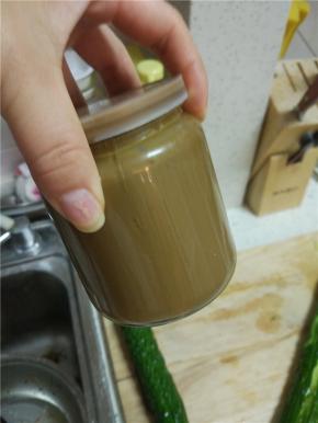 准备适量的麻酱