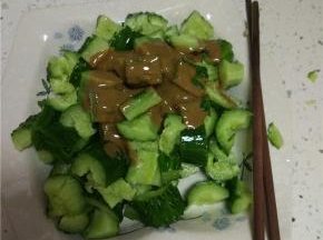 拍碎的黄瓜放入盘子内加入适量的麻酱