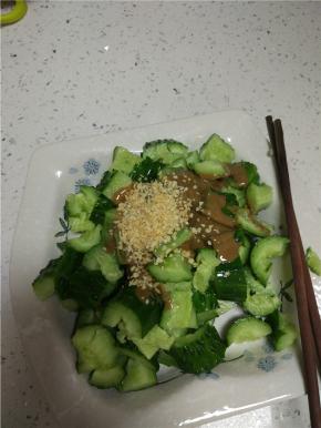 放入花生碎，加入盐，醋，味极鲜香油进行调味