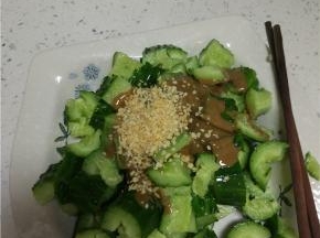 放入花生碎，加入盐，醋，味极鲜香油进行调味