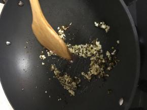 油烧热后转小火，加入切好的姜蒜碎末，爆炒至闻到蒜香