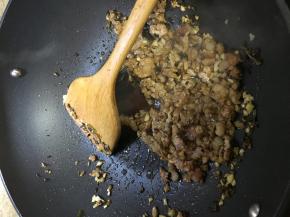 倒入腌好的五花肉翻炒至熟