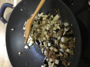 加入适量油，倒入茄子翻炒，再倒入生抽+老抽各两茶匙。茄子不用炒熟，稍微变软即可，