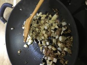 加入适量油，倒入茄子翻炒，再倒入生抽+老抽各两茶匙。茄子不用炒熟，稍微变软即可，