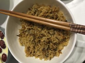 饭煮好后，放上葱末，再焖十分钟。