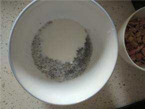 酸奶一盒泡发好的明列子一起搅拌均匀