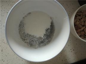 酸奶一盒泡发好的明列子一起搅拌均匀