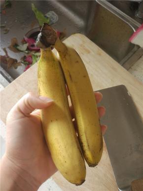 香蕉两个去皮切好放入碗内