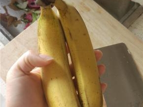 香蕉两个去皮切好放入碗内