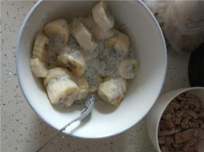 加入酸奶明列子搅拌均匀