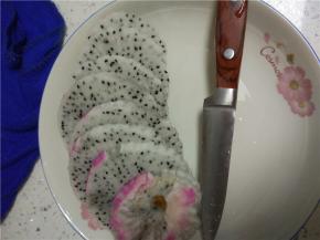 火龙果一个去皮切片