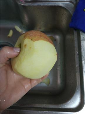 苹果一个去皮切片