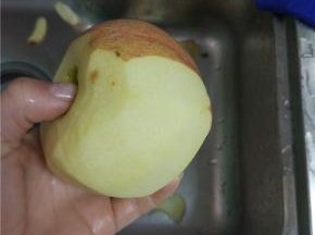 苹果一个去皮切片