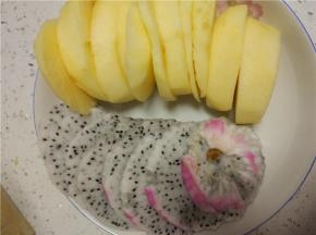 火龙果酸奶摆放在盘子内