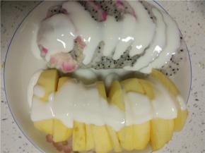 酸奶淋在苹果和火龙果上
