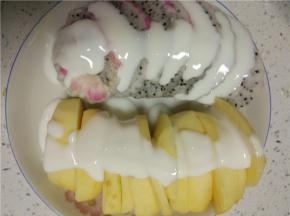 酸奶淋在苹果和火龙果上