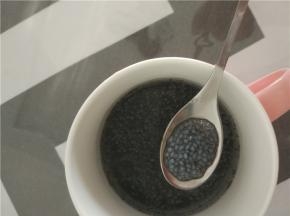 准备少许的明列子加热水泡开