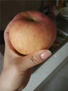 苹果一个洗净去皮