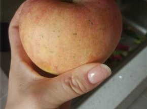 苹果一个洗净去皮