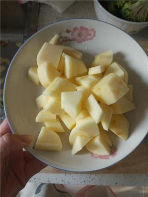 苹果切小块放入盘内